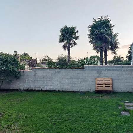 1 Bedroom Cozy In La-gripperie-saint-sym Feriehus La-Gripperie-Saint-Symphorien