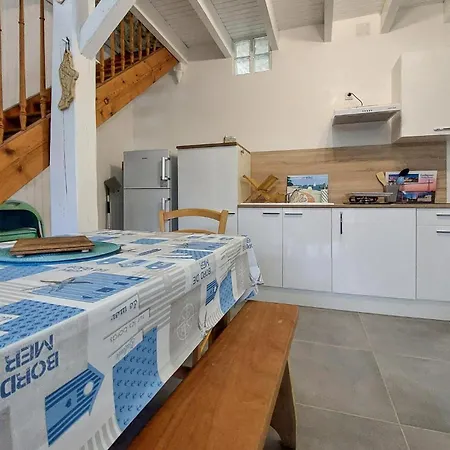 Feriehus 1 Bedroom Cozy In La-gripperie-saint-sym