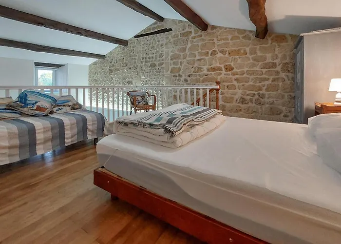 1 Bedroom Cozy In La-gripperie-saint-sym